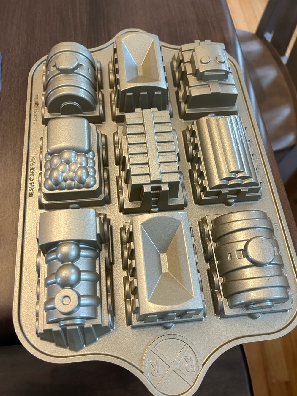 Railroad baking pan